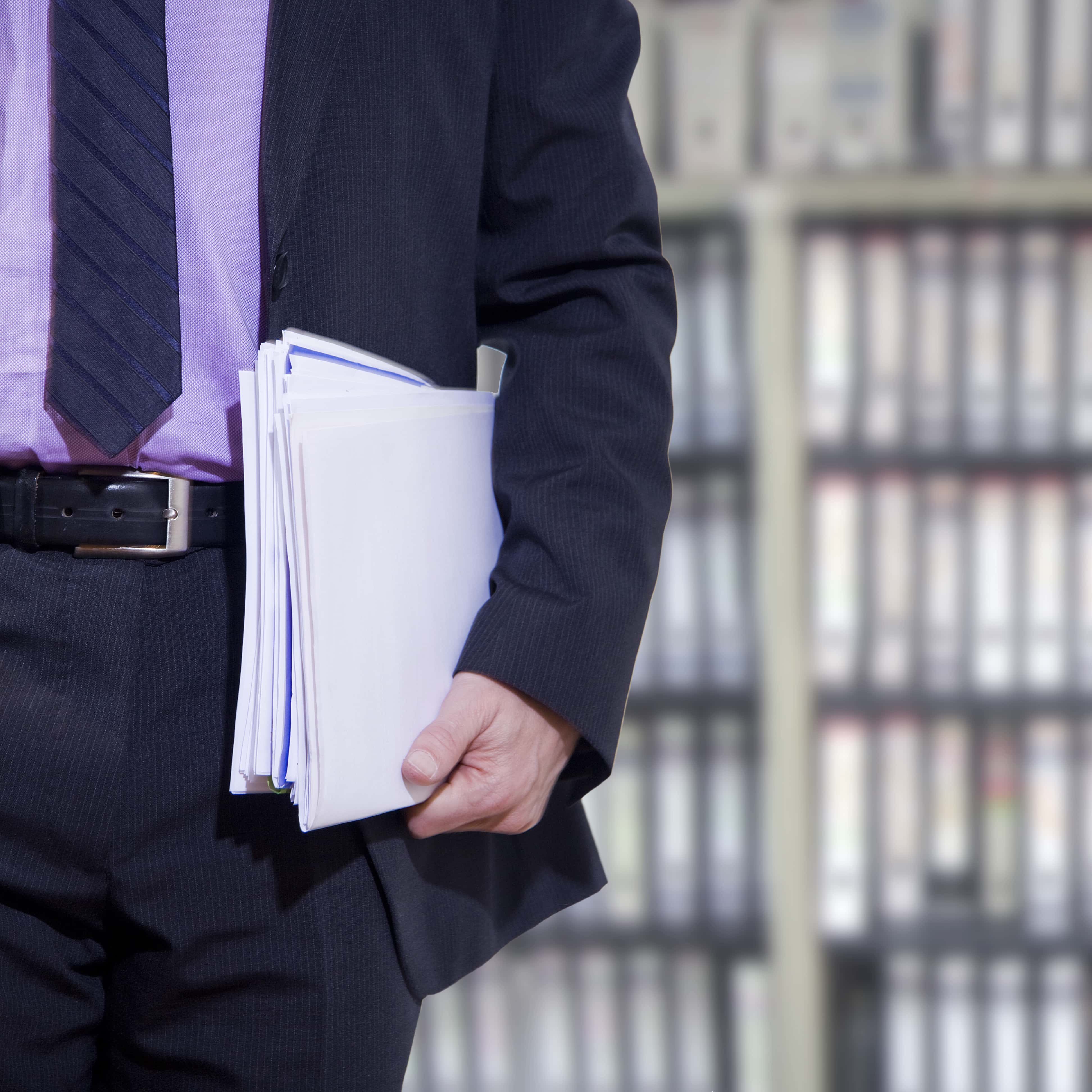 Consultor financiero en Cádiz mostrando claves de negocio a una pyme, pantalla con gráficos de crecimiento y análisis económico