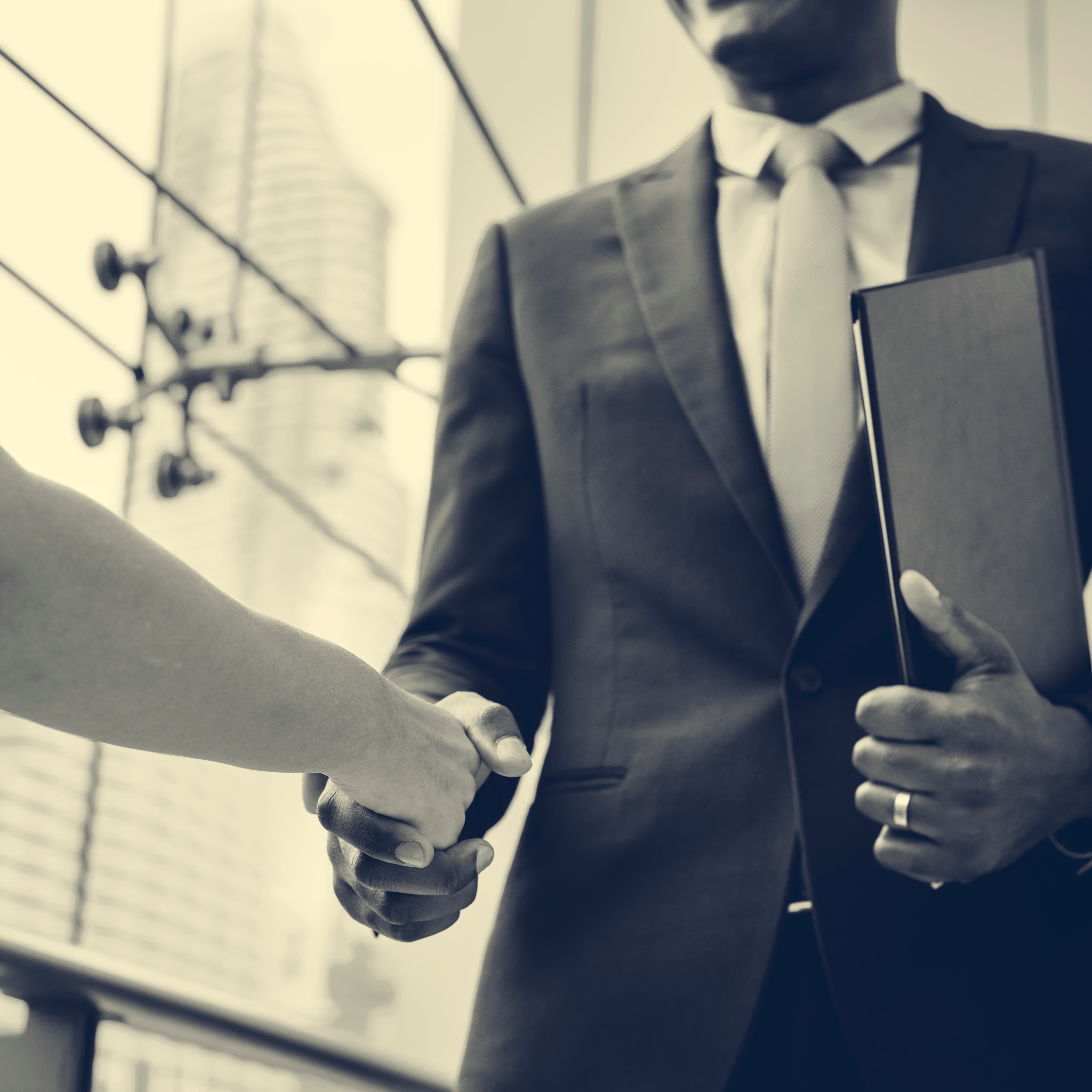 Particular recibiendo soluciones de financiación en Cádiz por parte de un experto bancario, formularios y calculadora sobre la mesa